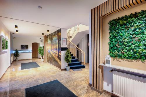 un pasillo con escaleras y una pared verde en Home Hotel, en Dortmund