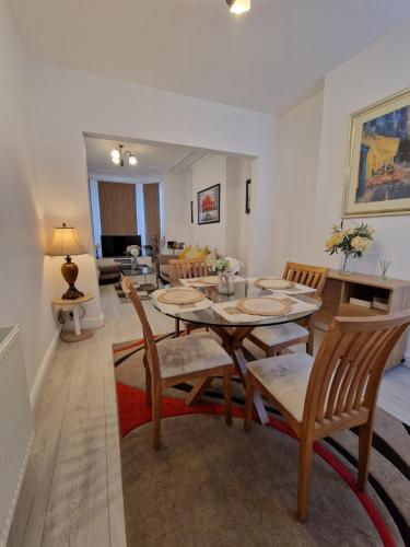 uma sala de jantar e sala de estar com mesa e cadeiras em Alton Rd guesthouse em Liverpool
