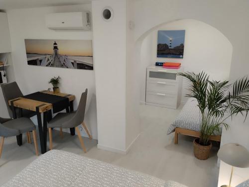 un salon avec une table et une salle à manger dans l'établissement Le Phare du Manoir, à Chavagne