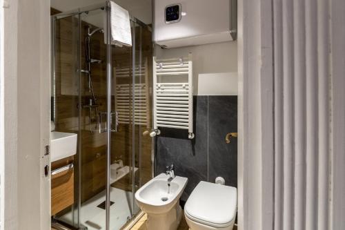 een badkamer met een toilet, een wastafel en een douche bij HelloChalet - Friends Ski House in Breuil-Cervinia