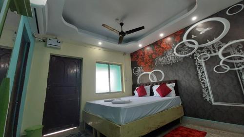 una camera con letto e parete con cerchietti bianchi di Goroomgo J K Inn Puri Sea View Room a Puri