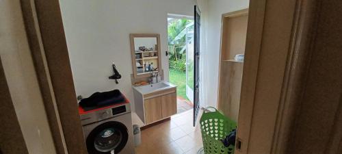 a room with a washing machine and a mirror at LA MAGDALENA in Arsenal