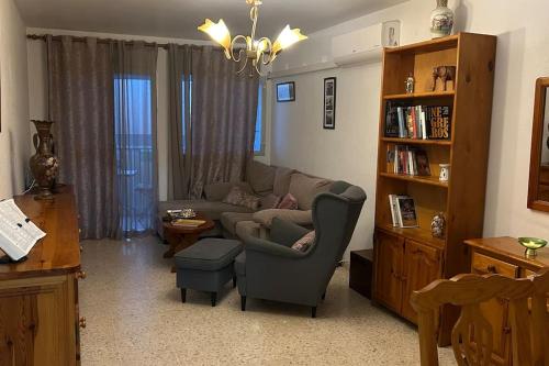 ein Wohnzimmer mit einer Couch und einem Sessel in der Unterkunft Mar y Gibraltar: ¡Tu Refugio! in La Línea de la Concepción