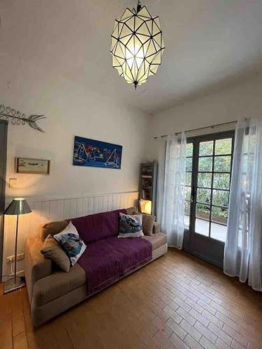 - un salon avec un canapé et un lustre dans l'établissement Coeur de Collioure - Parking - Rez de jardin, à Collioure