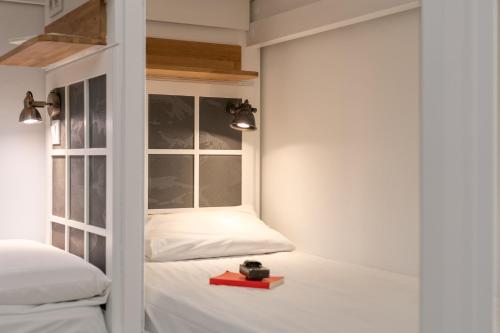 1 dormitorio con 2 camas y ventana en Casa Gracia en Barcelona