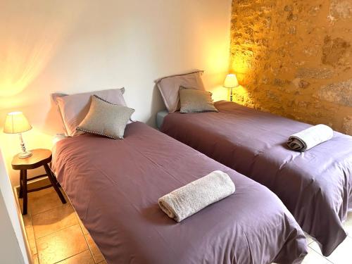duas camas sentadas uma ao lado da outra num quarto em La Maison Bleue em Sarlat-la-Canéda