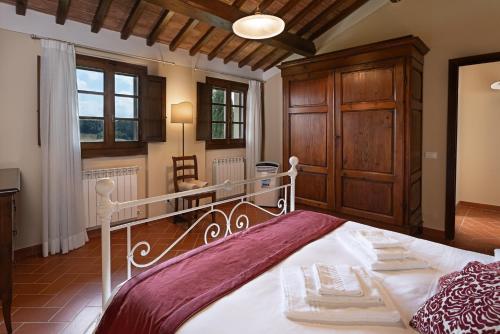 una camera con un grande letto di Agriturismo Castello di Montauto a San Gimignano