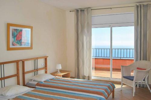 - une chambre avec un lit et une vue sur l'océan dans l'établissement Villa Denise, à Lloret de Mar
