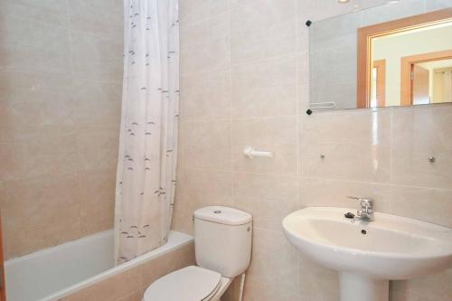 La salle de bains est pourvue de toilettes blanches et d'un lavabo. dans l'établissement Villa Denise, à Lloret de Mar