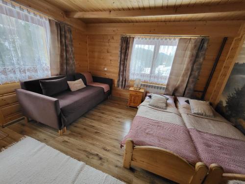 ビャウカにあるU Parówのベッドルーム1室(ベッド1台、ソファ、窓付)
