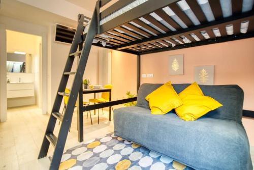 sypialnia z łóżkiem z żółtymi poduszkami i drabiną w obiekcie Apartment Suzzani 273 - Interno A4 w Mediolanie