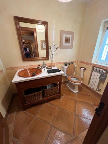 アルカビデシェにあるVilla Malveiraのバスルーム(洗面台、トイレ付)