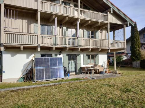 una casa con un panel solar en el patio en Ferienwohnung Alpenidylle - Chiemgau Karte, en Inzell