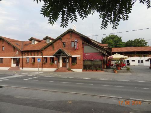 un edificio en la esquina de una calle en Piroš čizma en Suza