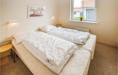 1 dormitorio con 2 camas, mesa y ventana en Marina Fiskens Feriepark, en Gråsten