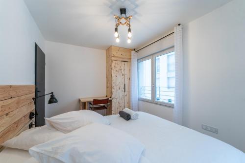 a bedroom with two white beds and a window at L'Œuvre dArt - Appartement avec parking privé in Noisy-le-Grand