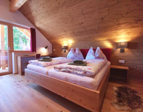 sypialnia z 2 łóżkami w drewnianym domku w obiekcie Chalet Tauplitz w mieście Bad Mitterndorf
