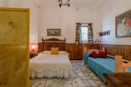 1 Schlafzimmer mit 2 Betten und einem Tisch in der Unterkunft Casa Grande con piscina para familias in Granada
