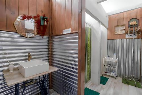 ein Bad mit einem Waschbecken und einem Spiegel in der Unterkunft Casa Grande con piscina para familias in Granada
