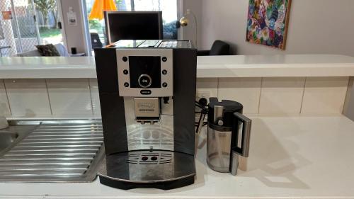 Heated toilet seat - Air Conditioning- Hot Tub Spa - Dryer - Electrical BBQ Grill - Pool - Arcade Games at Golden Swan Holiday Houseにあるコーヒーまたはお茶