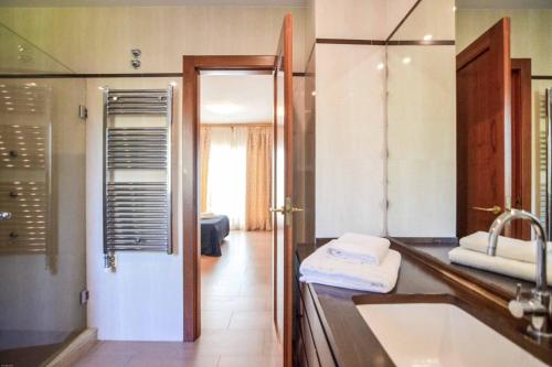 een badkamer met een wastafel en een bad bij Villa Bouvardia in Lloret de Mar