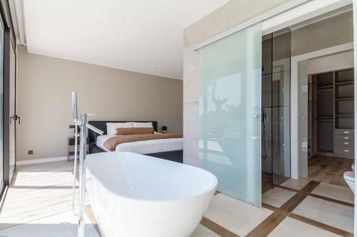 uma casa de banho com banheira e um quarto em Villa Rosalicia em Tossa de Mar