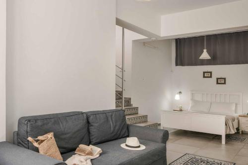a living room with a couch and a bed at Villa Seashell Skala in Spathíon