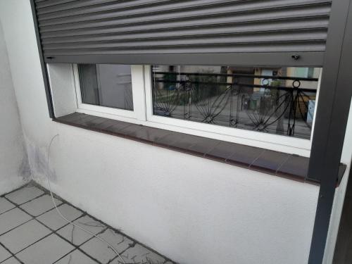 okno z widokiem na balkon w obiekcie pokoje na wynajem w Tucholi