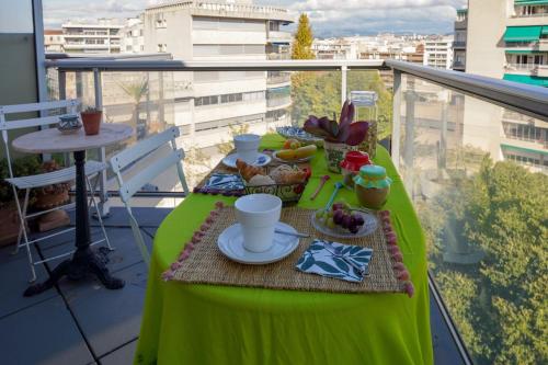 - une table avec de la nourriture sur le balcon dans l'établissement La Petite Maison, à Marseille