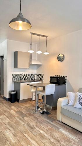 une cuisine et un salon avec une table et un canapé dans l'établissement Monroe's studio at the heart of Cannes and beaches, à Cannes
