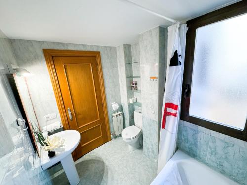 ein Bad mit einem WC, einem Waschbecken und einer Dusche in der Unterkunft Escultor del Pilar ComoTuCasa in Saragossa
