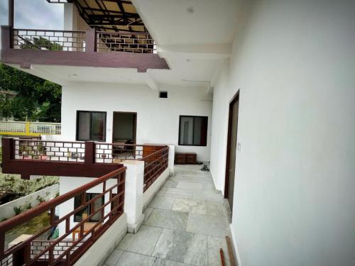 Un balcon sau o terasă la Gangesh Hotel