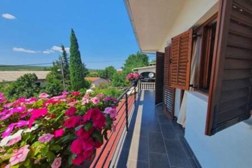 Penthouse apartment in Gornji Karin near the beach