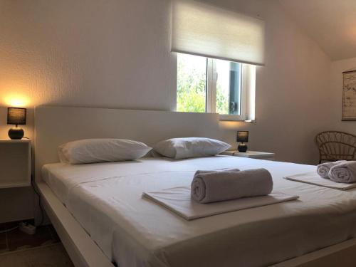 uma cama branca com duas toalhas em cima em Penthouse apartment with panoramic oceanview em Krimovice