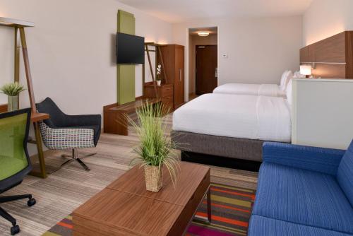 um quarto de hotel com uma cama e uma secretária em Holiday Inn Express & Suites - St. Petersburg - Madeira Beach, an IHG Hotel em St. Petersburg