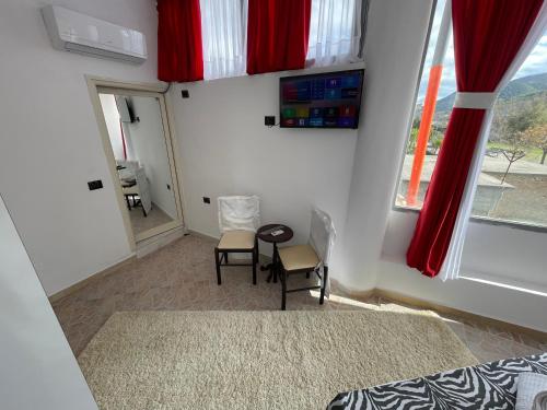 a room with two chairs and a table and a window at Hotel Bar Restaurant Mete in Peshkëpi