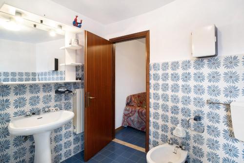 łazienka z umywalką i toaletą w obiekcie casa di nonno Pietro w mieście Pieve di Teco
