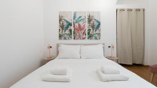 une chambre avec un grand lit blanc avec deux chaises dans l'établissement Italianway - Confalonieri 11, à Milan