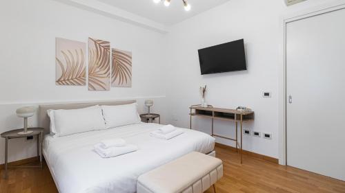 une chambre blanche avec un lit et une télévision dans l'établissement Italianway - Confalonieri 11, à Milan