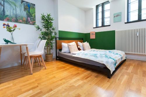 Un pat sau paturi într-o cameră la FullHouse - Leipzig - Nord6 - Jungle Apartment