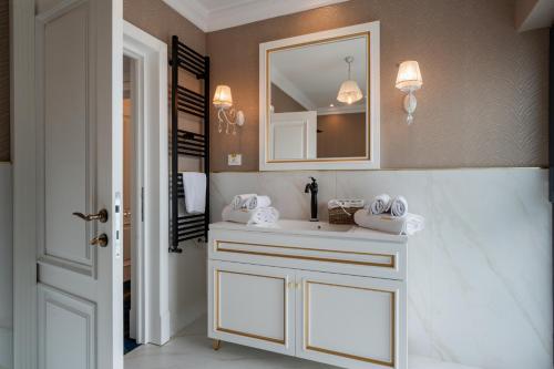 a bathroom with a white sink and a mirror at Hotel NOBLESSE Boutique&Spa in Râmnicu Vâlcea