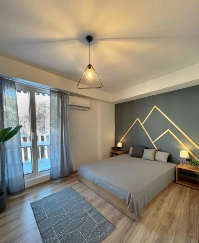 ein Schlafzimmer mit einem Bett und einer Decke in der Unterkunft Green Escape Mavrovo in Mavrovo-Nationalpark