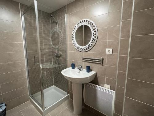 bagno con lavandino, doccia e specchio di Cardenas Home Agata a Santa Fe
