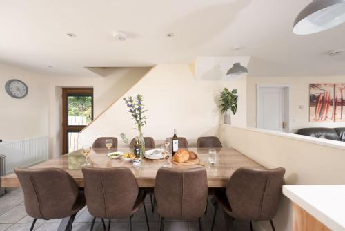 a dining room with a table and chairs at Robins Rest - Pets welcome - Free Parking - Backgarden in Perranporth