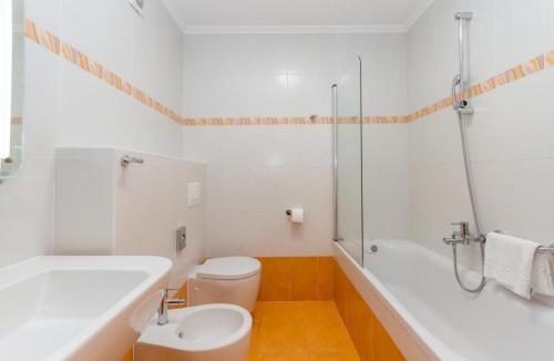 Et badeværelse på Apartment Edra Garden resort C326