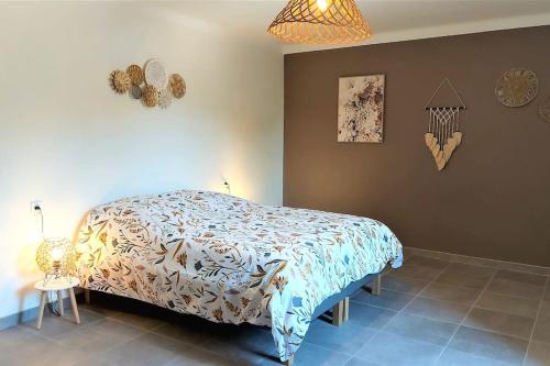 une chambre avec un lit dans une pièce dans l'établissement Appartement Le Nid des hirondelles tout confort au cœur de la nature dans un véritable Mas Cévenol, à Générargues