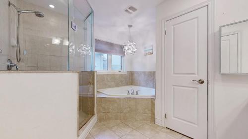 y baño con bañera, ducha y lavamanos. en Luxurious Stay in the Heart of Community en Brampton