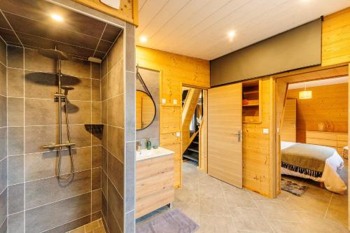 y baño con ducha y lavamanos. en Cottage 3 chambres - Chaleureux chalet pour 6 