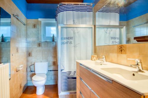een badkamer met een toilet, een wastafel en een douche bij Mas Tomasi 215 in Pals