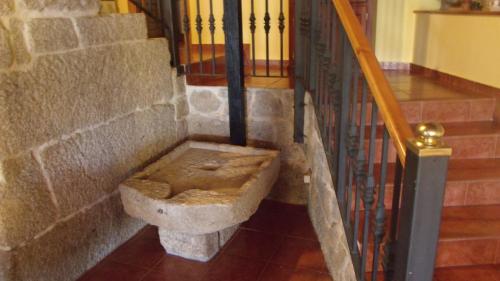 una escalera con un banco de piedra junto a una escalera en Casa Uma Turismo Rural, en Taboeja